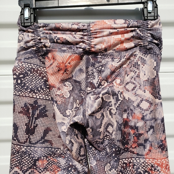 Body Language lace print leggings w scrunch waist - Picture 7 of 8